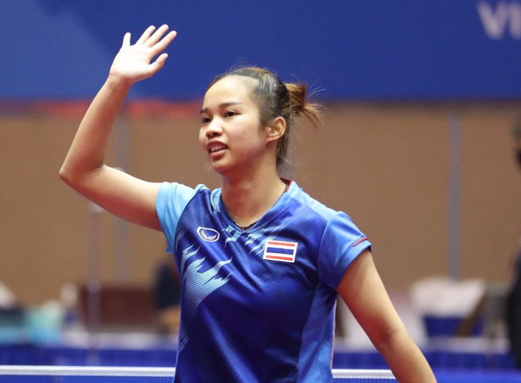 ไทย vs สิงคโปร์ ในวงการปิงปองอาเซียน ใครคือมหาอำนาจตัวจริง? เมื่อพูดถึงกีฬาปิงปองในภูมิภาคอาเซียน สองประเทศที่ถูกพูดถึงมากที่สุดคือ Thailand และ Singapore เพราะทั้งสองชาติมีประวัติศาสตร์การแข่งขันที่เข้มข้น และมักเป็นตัวเต็งในหลายรายการสำคัญของภูมิภาค โดยเฉพาะ Southeast Asian Games คำถามสำคัญคือ หากเปรียบเทียบกันแบบตรงไปตรงมา ไทย vs สิงคโปร์ ใครคือมหาอำนาจปิงปองของอาเซียน? ปัจจุบันแฟนกีฬาหลายคนติดตามการแข่งขันระดับนานาชาติผ่านแพลตฟอร์มออนไลน์อย่าง Ufabet999 ซึ่งช่วยให้กีฬาปิงปองได้รับความสนใจมากขึ้น ประวัติศาสตร์ความสำเร็จ: สิงคโปร์เหนือกว่า หากดูในแง่ของผลงานระดับนานาชาติ Singapore ถือว่าเหนือกว่าไทยอย่างชัดเจน เหตุผลสำคัญคือ สิงคโปร์เคยมีนักกีฬาระดับโลกจำนวนมาก เช่น Feng Tianwei Yu Mengyu Li Jiawei นักกีฬาเหล่านี้ช่วยให้สิงคโปร์คว้าเหรียญระดับโลกได้จริง เหรียญโอลิมปิก: สิงคโปร์ชนะขาด หนึ่งในข้อแตกต่างสำคัญคือ Singapore เคยคว้าเหรียญจาก Olympic Games ได้ โดยเฉพาะใน 2008 Summer Olympics ที่สิงคโปร์คว้าเหรียญเงินประเภททีมหญิง ขณะที่ Thailand ยังไม่เคยได้เหรียญโอลิมปิกในกีฬาปิงปอง ระดับโลกและอันดับโลก สิงคโปร์เคยมีนักกีฬาติด Top 10 ของโลกหลายคน ขณะที่ไทยเพิ่งเริ่มมีนักกีฬาที่อันดับโลกดีขึ้นในช่วงหลัง เช่น Orawan Paranang Suthasini Sawettabut ไทยยังตามหลังสิงคโปร์ในภาพรวมด้านอันดับโลก ซีเกมส์: ไทยยังสู้ได้ดี แม้สิงคโปร์จะเหนือกว่าในระดับโลก แต่ใน Southeast Asian Games ไทยยังสามารถแข่งขันได้ดีมาก ไทยมักมีลุ้นเหรียญในหลายประเภท เช่น หญิงเดี่ยว คู่ผสม ทีมหญิง หลายครั้งไทยสามารถสร้างเกมสูสีกับสิงคโปร์ได้ ระบบพัฒนาเยาวชน สิงคโปร์ ลงทุนสูง ใช้โค้ชระดับโลก ส่งแข่งขันต่างประเทศบ่อย ไทย ฐานนักกีฬาใหญ่กว่า มีการแข่งขันภายในประเทศมากขึ้น ต้นทุนการพัฒนาต่ำกว่า ทั้งสองประเทศมีโมเดลที่ต่างกัน จุดแข็งของไทย ไทยมีข้อดี เช่น นักกีฬาหญิงแข็งแกร่ง ฐานเยาวชนเริ่มขยาย มีโอกาสพัฒนาระยะยาวสูง จุดแข็งของสิงคโปร์ สิงคโปร์มีข้อได้เปรียบชัดเจน ประสบการณ์ระดับโลก ระบบมืออาชีพ เคยคว้าเหรียญโอลิมปิก นักกีฬาระดับโลกมากกว่า ใครเหนือกว่ากัน? หากดูผลงานระดับโลก → สิงคโปร์เหนือกว่า หากดูศักยภาพระยะยาว → ไทยมีโอกาสไล่ทันได้ ไทยกำลังพัฒนาอย่างต่อเนื่อง และช่องว่างเริ่มลดลงในหลายด้าน ในยุคปัจจุบันแฟนกีฬาจำนวนมากติดตามการแข่งขันผ่าน Ufabet999 ซึ่งช่วยเพิ่มความนิยมให้กับกีฬาปิงปอง สรุป หากถามว่า ไทย vs สิงคโปร์ ใครเหนือกว่ากันในวงการปิงปองอาเซียน คำตอบคือ สิงคโปร์ยังเหนือกว่าในด้านความสำเร็จระดับโลก แต่ไทยกำลังพัฒนาอย่างต่อเนื่องและมีโอกาสลดช่องว่างในอนาคต การแข่งขันระหว่างสองประเทศยังคงเป็นหนึ่งในคู่แข่งที่น่าติดตามที่สุดของอาเซียน