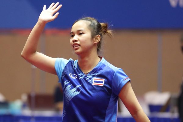 ไทย vs สิงคโปร์ ในวงการปิงปองอาเซียน ใครคือมหาอำนาจตัวจริง? เมื่อพูดถึงกีฬาปิงปองในภูมิภาคอาเซียน สองประเทศที่ถูกพูดถึงมากที่สุดคือ Thailand และ Singapore เพราะทั้งสองชาติมีประวัติศาสตร์การแข่งขันที่เข้มข้น และมักเป็นตัวเต็งในหลายรายการสำคัญของภูมิภาค โดยเฉพาะ Southeast Asian Games คำถามสำคัญคือ หากเปรียบเทียบกันแบบตรงไปตรงมา ไทย vs สิงคโปร์ ใครคือมหาอำนาจปิงปองของอาเซียน? ปัจจุบันแฟนกีฬาหลายคนติดตามการแข่งขันระดับนานาชาติผ่านแพลตฟอร์มออนไลน์อย่าง Ufabet999 ซึ่งช่วยให้กีฬาปิงปองได้รับความสนใจมากขึ้น ประวัติศาสตร์ความสำเร็จ: สิงคโปร์เหนือกว่า หากดูในแง่ของผลงานระดับนานาชาติ Singapore ถือว่าเหนือกว่าไทยอย่างชัดเจน เหตุผลสำคัญคือ สิงคโปร์เคยมีนักกีฬาระดับโลกจำนวนมาก เช่น Feng Tianwei Yu Mengyu Li Jiawei นักกีฬาเหล่านี้ช่วยให้สิงคโปร์คว้าเหรียญระดับโลกได้จริง เหรียญโอลิมปิก: สิงคโปร์ชนะขาด หนึ่งในข้อแตกต่างสำคัญคือ Singapore เคยคว้าเหรียญจาก Olympic Games ได้ โดยเฉพาะใน 2008 Summer Olympics ที่สิงคโปร์คว้าเหรียญเงินประเภททีมหญิง ขณะที่ Thailand ยังไม่เคยได้เหรียญโอลิมปิกในกีฬาปิงปอง ระดับโลกและอันดับโลก สิงคโปร์เคยมีนักกีฬาติด Top 10 ของโลกหลายคน ขณะที่ไทยเพิ่งเริ่มมีนักกีฬาที่อันดับโลกดีขึ้นในช่วงหลัง เช่น Orawan Paranang Suthasini Sawettabut ไทยยังตามหลังสิงคโปร์ในภาพรวมด้านอันดับโลก ซีเกมส์: ไทยยังสู้ได้ดี แม้สิงคโปร์จะเหนือกว่าในระดับโลก แต่ใน Southeast Asian Games ไทยยังสามารถแข่งขันได้ดีมาก ไทยมักมีลุ้นเหรียญในหลายประเภท เช่น หญิงเดี่ยว คู่ผสม ทีมหญิง หลายครั้งไทยสามารถสร้างเกมสูสีกับสิงคโปร์ได้ ระบบพัฒนาเยาวชน สิงคโปร์ ลงทุนสูง ใช้โค้ชระดับโลก ส่งแข่งขันต่างประเทศบ่อย ไทย ฐานนักกีฬาใหญ่กว่า มีการแข่งขันภายในประเทศมากขึ้น ต้นทุนการพัฒนาต่ำกว่า ทั้งสองประเทศมีโมเดลที่ต่างกัน จุดแข็งของไทย ไทยมีข้อดี เช่น นักกีฬาหญิงแข็งแกร่ง ฐานเยาวชนเริ่มขยาย มีโอกาสพัฒนาระยะยาวสูง จุดแข็งของสิงคโปร์ สิงคโปร์มีข้อได้เปรียบชัดเจน ประสบการณ์ระดับโลก ระบบมืออาชีพ เคยคว้าเหรียญโอลิมปิก นักกีฬาระดับโลกมากกว่า ใครเหนือกว่ากัน? หากดูผลงานระดับโลก → สิงคโปร์เหนือกว่า หากดูศักยภาพระยะยาว → ไทยมีโอกาสไล่ทันได้ ไทยกำลังพัฒนาอย่างต่อเนื่อง และช่องว่างเริ่มลดลงในหลายด้าน ในยุคปัจจุบันแฟนกีฬาจำนวนมากติดตามการแข่งขันผ่าน Ufabet999 ซึ่งช่วยเพิ่มความนิยมให้กับกีฬาปิงปอง สรุป หากถามว่า ไทย vs สิงคโปร์ ใครเหนือกว่ากันในวงการปิงปองอาเซียน คำตอบคือ สิงคโปร์ยังเหนือกว่าในด้านความสำเร็จระดับโลก แต่ไทยกำลังพัฒนาอย่างต่อเนื่องและมีโอกาสลดช่องว่างในอนาคต การแข่งขันระหว่างสองประเทศยังคงเป็นหนึ่งในคู่แข่งที่น่าติดตามที่สุดของอาเซียน